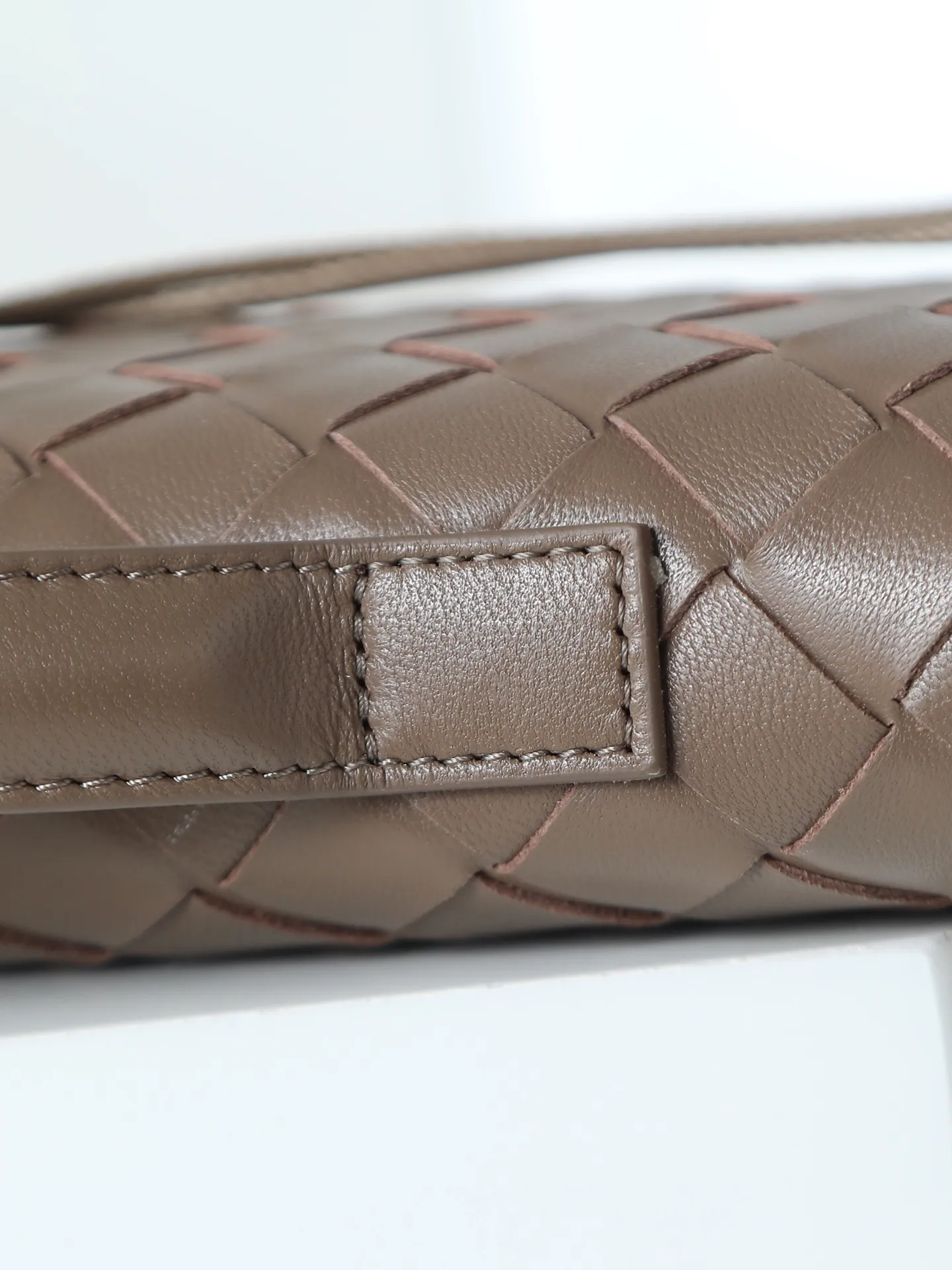 Batch 1540. The BV Andiamo evening handbag has been heavily cultivated again~ The designer aesthetics of the era of economic downturn are back. You fall in love with it at first sight and can't put it down. It's so beautiful. It's full of aura. The shape and texture are very competitive. It's lightweight and has sufficient capacity. It's a must-have for fashionistas. It's suitable for many occasions, minimalist, high-end and light luxury. Style number: 741511 Size: 31*13*3cm